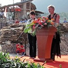 openingsspeech door Tineke met tolk