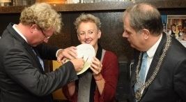 Liefs, Vermeer - De Burgemeester van Delft dhr. Bas Verkerk, en van Midden-Delfland dhr. Arnoud Rodenburg leggen de laatste hand aan Gezicht op Delft vanuit Schipluiden door Tineke van Gils