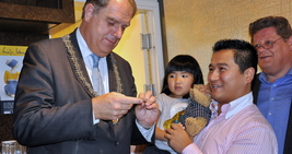 Burgemeester Bas Verkerk ontvangt een wolkje uit Jingdezhen uit handen van de dochter van Atom Zhou 